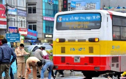 Hà Nội: Cảnh sát điều tra vụ cụ bà tử vong khi bước xuống xe buýt 