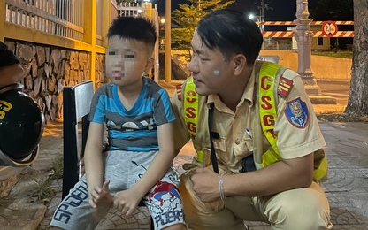 CSGT Thừa Thiên - Huế kịp thời giúp cháu bé đi lạc trong đêm về nhà