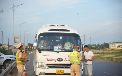 CSGT Quảng Trị xử lý xe chở khách không có hợp đồng vận chuyển