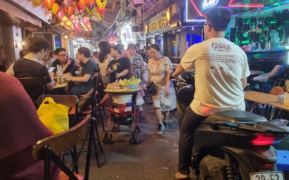 Hà Nội: chiếm trọn lòng đường để kinh doanh tại khu "phố Tây"