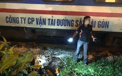 Hà Nội: Cố tình băng qua đường sắt, 2 người phụ nữ đi xe máy thương vong
