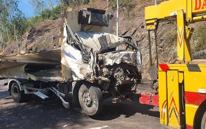 Video xe tải mất lái tông vào vách núi trên QL1D ở Bình Định, tài xế tử vong