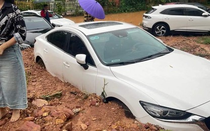 Cận cảnh "giải cứu" nhiều ôtô mắc kẹt trong đất đá do mưa lũ tại Sóc Sơn