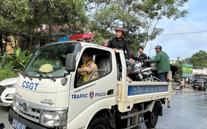 Video: CSGT Tuyên Quang dùng ôtô chuyên dụng đưa nhiều người dân qua điểm ngập trên QL2