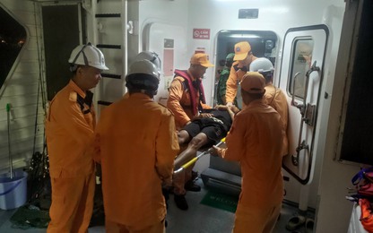 Tàu SAR 273 khẩn cấp về bờ, cứu ngư dân đau ruột thừa trên tàu cá Quảng Nam