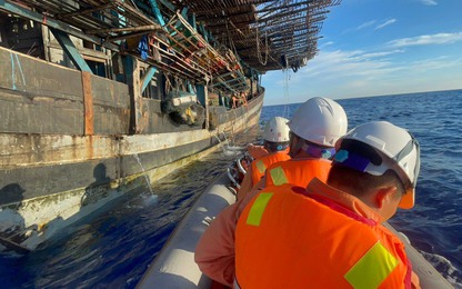 Video: Hành trình hơn 4 giờ khẩn cấp cứu thuyền viên gặp nạn trên vùng biển quần đảo Trường Sa