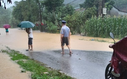 Lào Cai: Mưa to dồn dập, QL70 qua huyện Bảo Thắng ngập sâu, ách tắc cục bộ