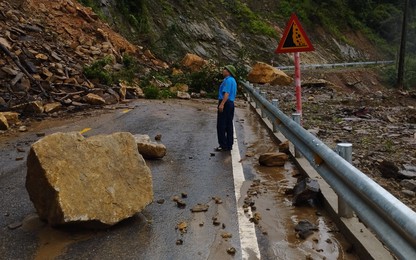 Nhiều tuyến đường sạt lở, ngập sâu do mưa lũ tại các tỉnh Bắc Miền Trung