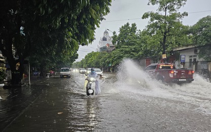 Mưa lớn gây ngập sâu nhiều tuyến đường tại TP. Thanh Hóa
