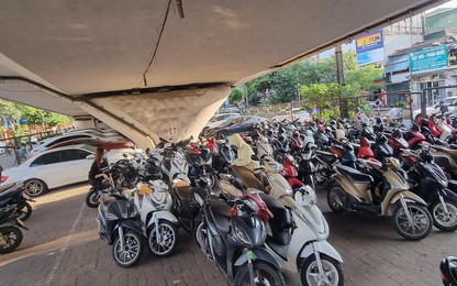 Ba mối lo khi gầm cầu ở Hà Nội được tận dụng để trông giữ xe