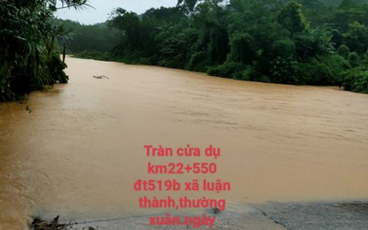 Nhiều tuyến đường ở Thanh Hóa bị ngập sâu, sạt lở