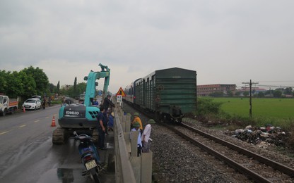 Cận cảnh rào đóng loạt lối đi tự mở nguy hiểm qua đường sắt tại Nam Định