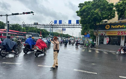 CSGT phân luồng dưới mưa, đón người dân trở về Thủ đô sau nghỉ lễ 2/9