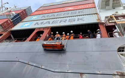 Tàu chuyên dụng tìm kiếm cứu nạn của Việt Nam đến kịp thời, hai thuyền viên nước ngoài qua cơn nguy kịch