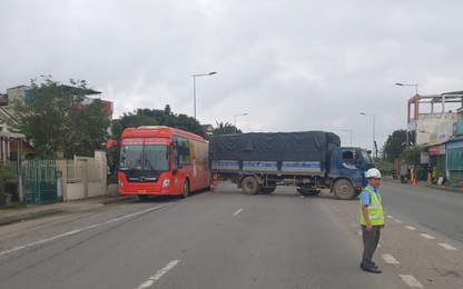 Tai nạn giữa ô tô tải và xe máy trên QL1 qua Quảng Ngãi gây ách tắc giao thông