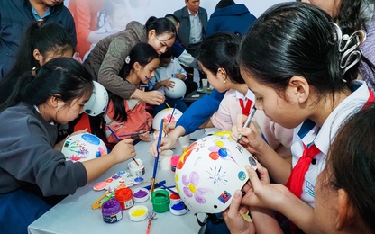 Honda Việt Nam trao tặng mũ bảo hiểm cho học sinh lớp Một khu vực miền Trung năm học 2023 – 2024