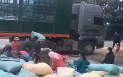 Video: Xúc động hình ảnh người dân ở Hà Tĩnh bốc hàng giúp tài xế khi xe đầu kéo bị lật