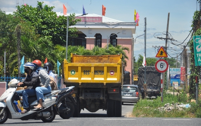 Bất chấp đường cấm, ôtô nối đuôi né trạm thu phí, bức tử đường dân sinh ở Quảng Nam