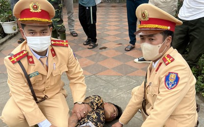 CSGT Quảng Trị chặn bắt quật ngã đối tượng vận chuyển ma tuý như phim hành động