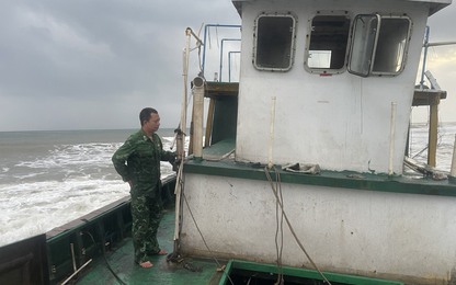 Cận cảnh tàu lạ ghi chữ nước ngoài trôi dạt vào bờ biển Quảng Trị
