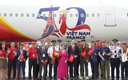 Tàu bay mang biểu tượng kỷ niệm 50 năm quan hệ ngoại giao Việt – Pháp đã về tới TP.HCM sau hành trình cảm xúc