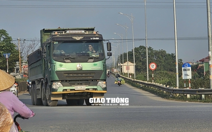 Bắc Ninh: Đoàn xe quá tải mặc sức tung hoành trên đê sông Đuống