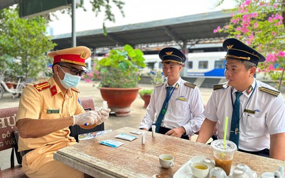 CSGT xuyên đêm kiểm tra nồng độ cồn trực ban chạy tàu, lái tàu khu vực Huế, Đà Nẵng