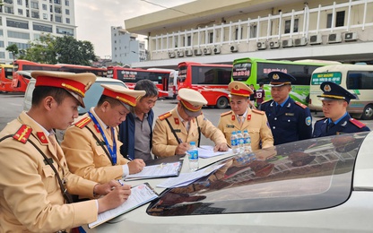 Liên ngành Hà Nội phạt hàng chục tài xế xe khách vi phạm qua camera giám sát hành trình