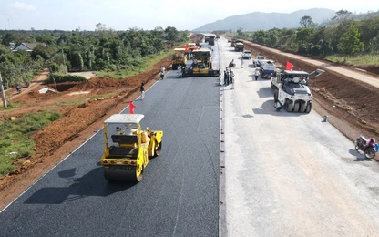 Cận cảnh thảm lớp bê tông nhựa đoạn tuyến đầu tiên thuộc cao tốc Khánh Hòa - Buôn Ma Thuột