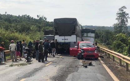 TNGT liên hoàn giữa 4 ô tô ở Đắk Lắk, nhiều phương tiện bị hư hỏng nặng