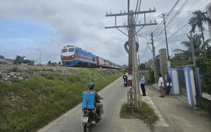 Thừa Thiên Huế: Cần bảo vệ an toàn dãy cột thông tin đường sắt Bắc – Nam vô tình “mọc” trên đường giao thông