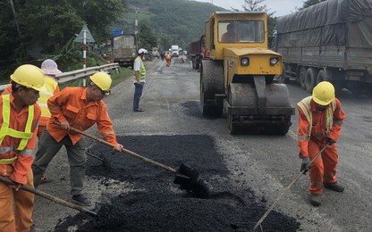 Tăng cường vá sửa mặt đường QL1 ở Phú Yên, đảm bảo giao thông trong điều kiện mưa lớn