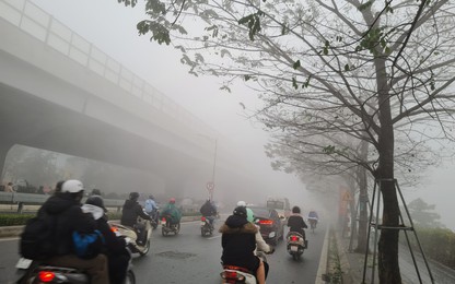 Chùm ảnh: Đường phố Hà Nội cực lạ trong sương mù dày đặc