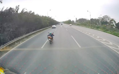 Tạm giữ hình sự thanh niên nằm điều khiển xe máy trên Đại lộ Thăng Long