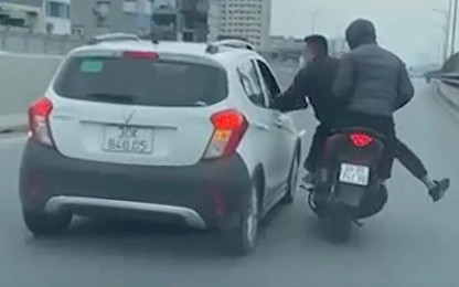 Lời khai của 2 thanh niên đi xe máy chặn đầu ôtô, dọa đánh người trên đường Vành đai 2 Hà Nội
