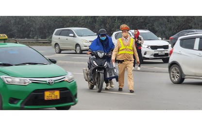 CSGT Hà Nội "đón lõng" xử phạt hàng loạt người đi xe máy trên Đại lộ Thăng Long