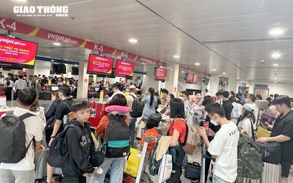 Hàng nghìn người dân xếp hàng chờ làm thủ tục tại sân bay Tân Sơn Nhất về quê đón Tết