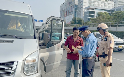 TP. HCM: CSGT đo nồng độ cồn, kiểm tra xe khách tại sân bay Tân Sơn Nhất