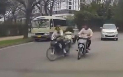 Cảnh sát Hà Nội đang truy tìm 2 thanh niên đi xe máy đạp người phụ nữ trên đường
