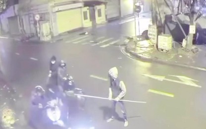 Bắt nhóm thanh, thiếu niên cầm tuýp sắt gắn dao chặn đường cướp của người đi xe máy ở Hà Đông