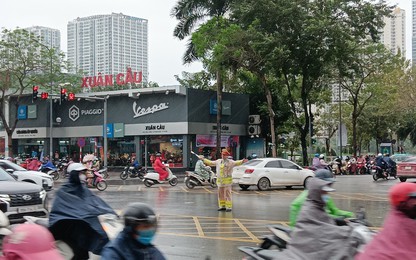 Đường phố Hà Nội ùn ứ, CSGT căng mình phân luồng dưới mưa