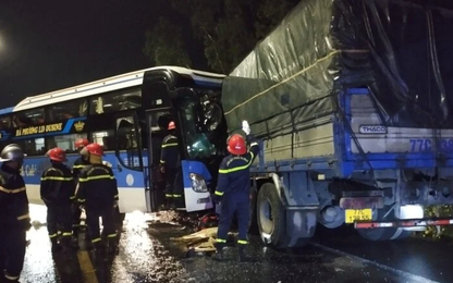 TNGT giữa xe tải và xe khách trên QL1D qua Phú Yên khiến 8 người thương vong