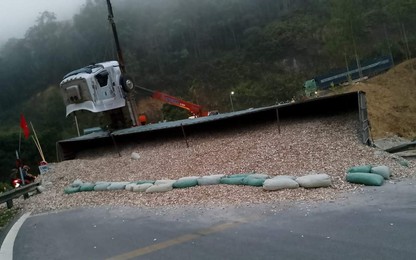 Quốc lộ 279 tê liệt do xe đầu kéo bị lật khi qua đèo Tà Cơn