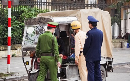Cận cảnh liên ngành Hà Nội dẹp "nạn" giả danh thương binh chạy xe ba gác chở hàng cồng kềnh