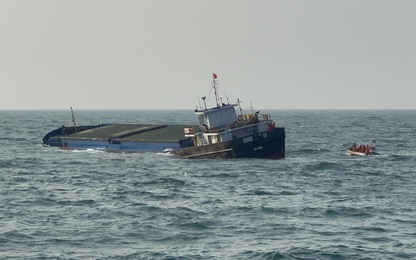 Hình ảnh hiện trường cứu 9 thuyền viên tàu Giang Anh 18 bị chìm do đâm vào bãi đá cạn