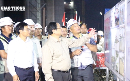 Chùm ảnh Thủ tướng Phạm Minh Chính kiểm tra cầu Rạch Miễu 2 trong đêm