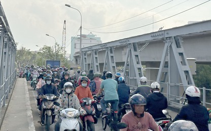 Kẹt xe kéo dài, người dân ngóng chờ cầu Phước Long mới đưa vào sử dụng
