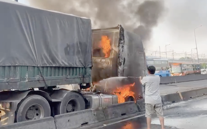 Xe container bốc cháy ngùn ngụt trên QL1A khu vực Bến xe miền Đông mới