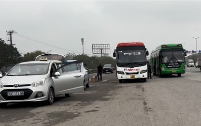 Cận cảnh đường dẫn cầu Thanh Trì và lối vào cao tốc Hà Nội - Hải Phòng biến thành “bến cóc”.