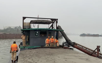 Bắt tàu hút cát trái phép trên sông Hồng địa bàn giáp ranh